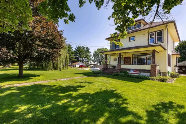 312 N Maple Street, Apple River, IL 61001