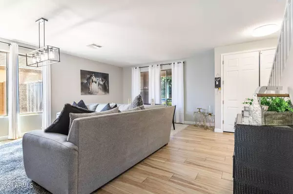 8756 W GLENN Drive, Glendale, AZ 85305