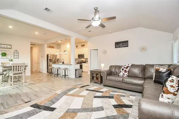 2329 Vanessa Cay LN, La Porte, TX 77571