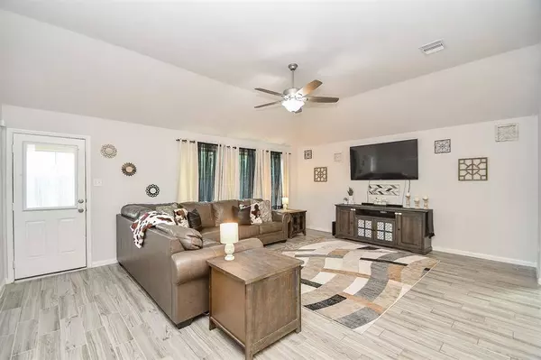 2329 Vanessa Cay LN, La Porte, TX 77571