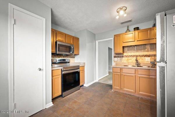 1569 CRABAPPLE COVE CT N, Jacksonville, FL 32225