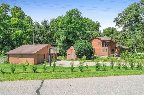 801 Country Club Dr, Lisbon, IA 52253