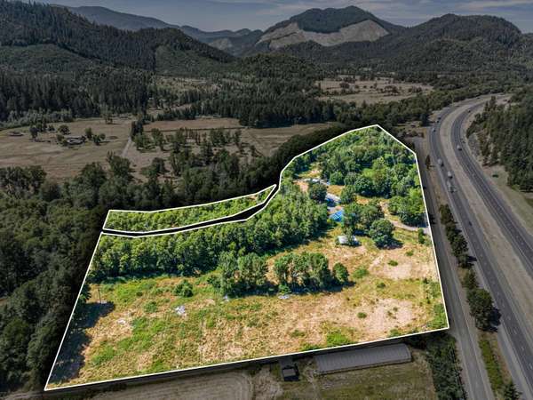 1056 Creek RD, Azalea, OR 97410