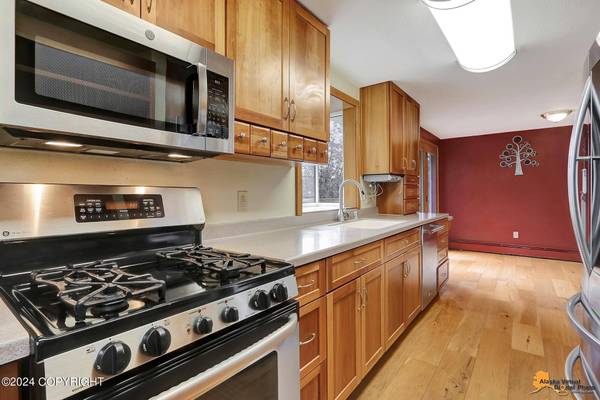 9361 Strutz DR, Anchorage, AK 99507