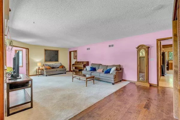 801 Country Club Dr, Lisbon, IA 52253