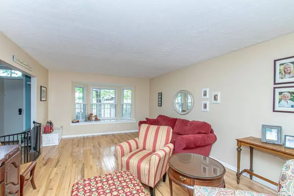 10 Twin Lakes Dr, Fairfield, OH 45014