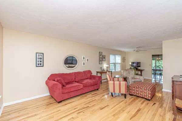 10 Twin Lakes Dr, Fairfield, OH 45014