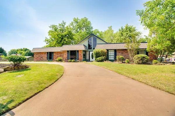 3014 Edgewood, Enid, OK 73703-6749