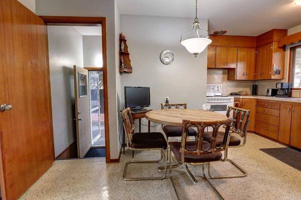 47 Cromwell AVE NW, Calgary, AB T2L0M6