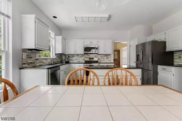 32 Strawberry Hill Rd, Branchburg Twp., NJ 08876