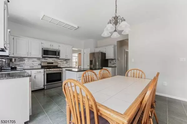 32 Strawberry Hill Rd, Branchburg Twp., NJ 08876