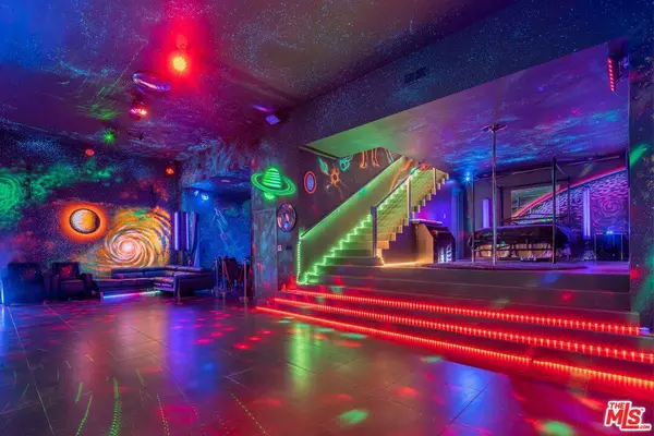 2189 Sunset Plaza Dr, Los Angeles, CA 90069