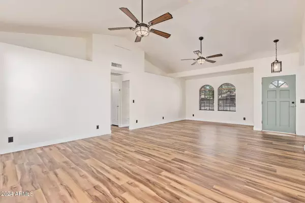 925 E LEXINGTON Avenue, Gilbert, AZ 85234