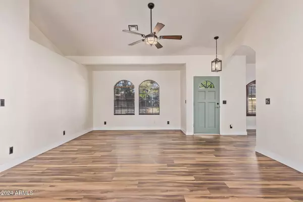 925 E LEXINGTON Avenue, Gilbert, AZ 85234