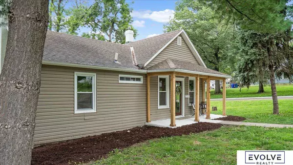 346 N Grandview Avenue, Papillion, NE 68046