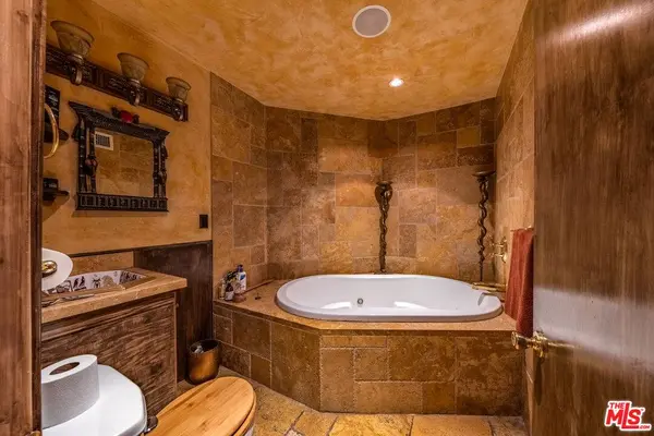 2189 Sunset Plaza Dr, Los Angeles, CA 90069