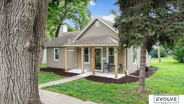 346 N Grandview Avenue, Papillion, NE 68046
