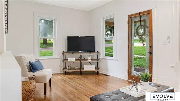 346 N Grandview Avenue, Papillion, NE 68046