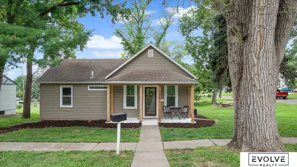 346 N Grandview Avenue, Papillion, NE 68046