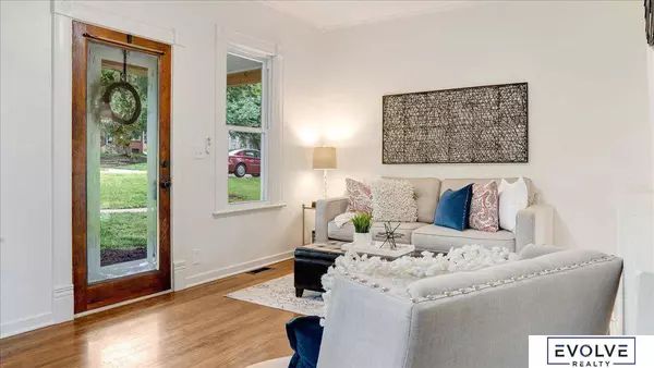 346 N Grandview Avenue, Papillion, NE 68046