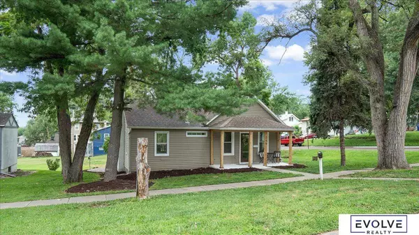 346 N Grandview Avenue, Papillion, NE 68046