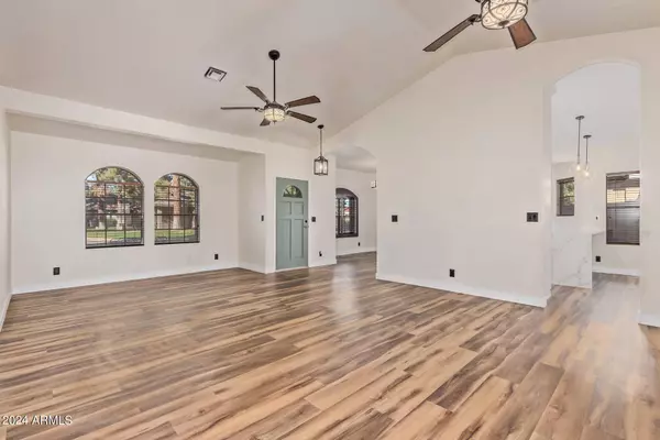 925 E LEXINGTON Avenue, Gilbert, AZ 85234