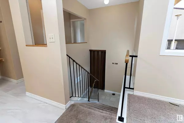 1546 69 ST NW, Edmonton, AB T6K 3R3