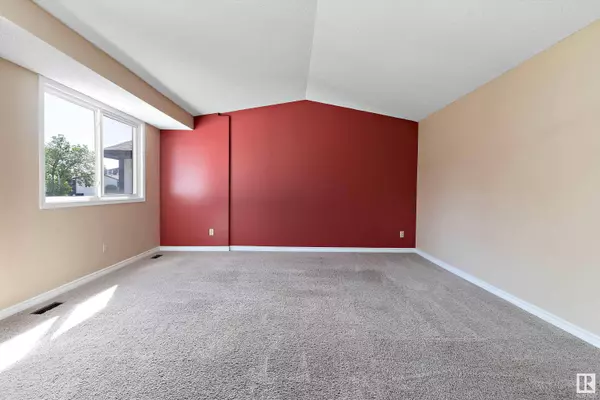 1546 69 ST NW, Edmonton, AB T6K 3R3