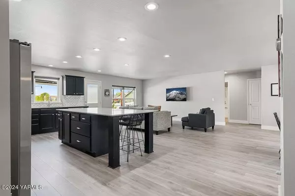 516 5th St, Zillah, WA 98953