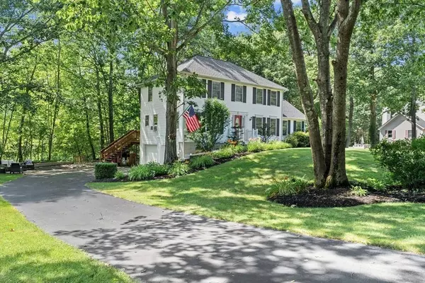 17 Jamil Ln, Salem, NH 03079