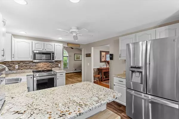 17 Jamil Ln, Salem, NH 03079