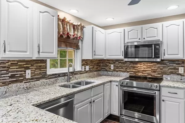 17 Jamil Ln, Salem, NH 03079