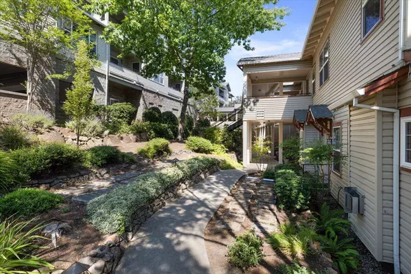 916 Mountain Meadows CIR, Ashland, OR 97520