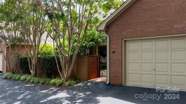 842 1st ST NE, Hickory, NC 28601