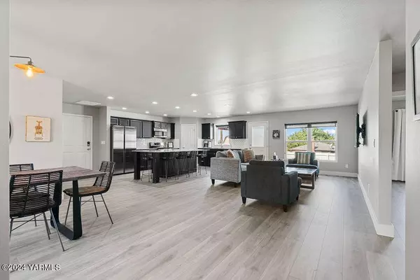 516 5th St, Zillah, WA 98953