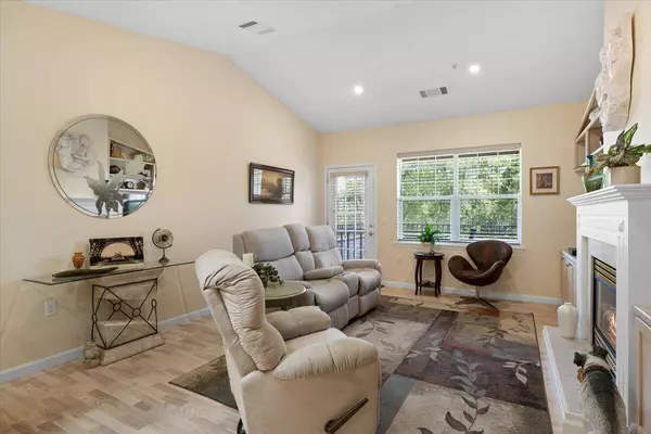 916 Mountain Meadows CIR, Ashland, OR 97520