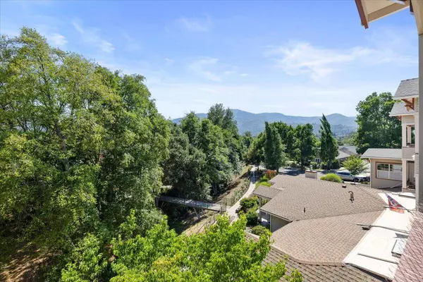 916 Mountain Meadows CIR, Ashland, OR 97520