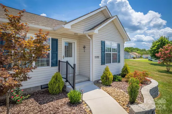 1592 Windy Holly LN, Newton, NC 28658