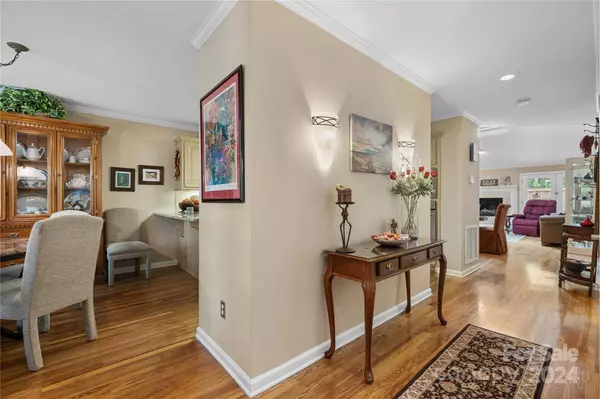 842 1st ST NE, Hickory, NC 28601