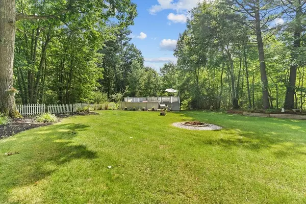 17 Jamil Ln, Salem, NH 03079