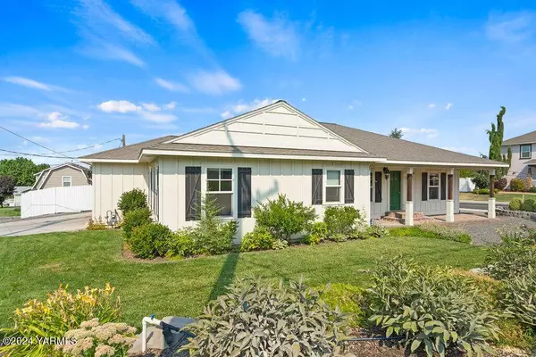 516 5th St, Zillah, WA 98953