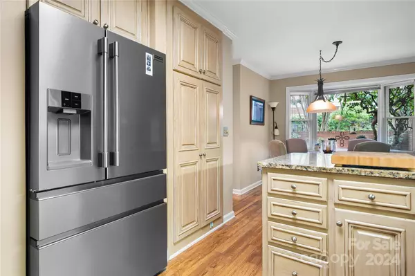 842 1st ST NE, Hickory, NC 28601