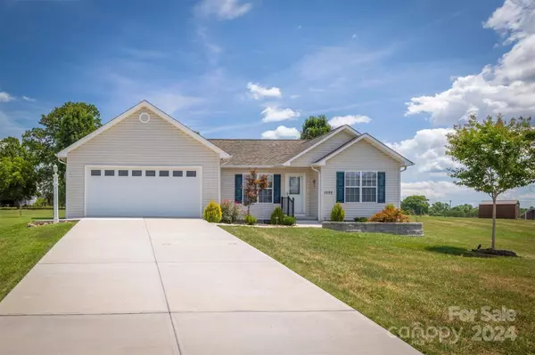 1592 Windy Holly LN, Newton, NC 28658