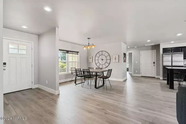 516 5th St, Zillah, WA 98953