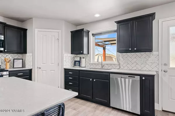 516 5th St, Zillah, WA 98953