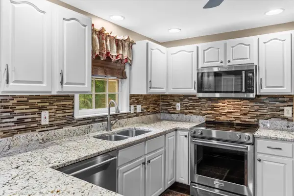 17 Jamil LN, Salem, NH 03079