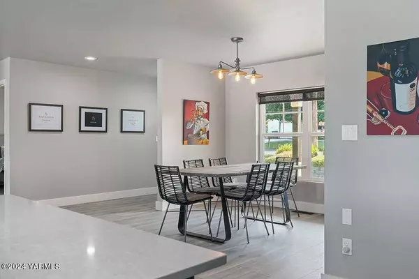 516 5th St, Zillah, WA 98953