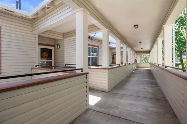 916 Mountain Meadows CIR, Ashland, OR 97520