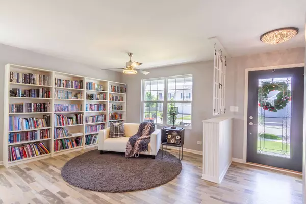 1444 Summit LN, Pingree Grove, IL 60140