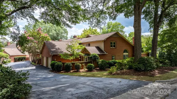 842 1st ST NE, Hickory, NC 28601